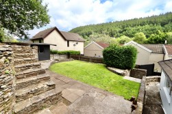 Edwards Row, Deri, CF81