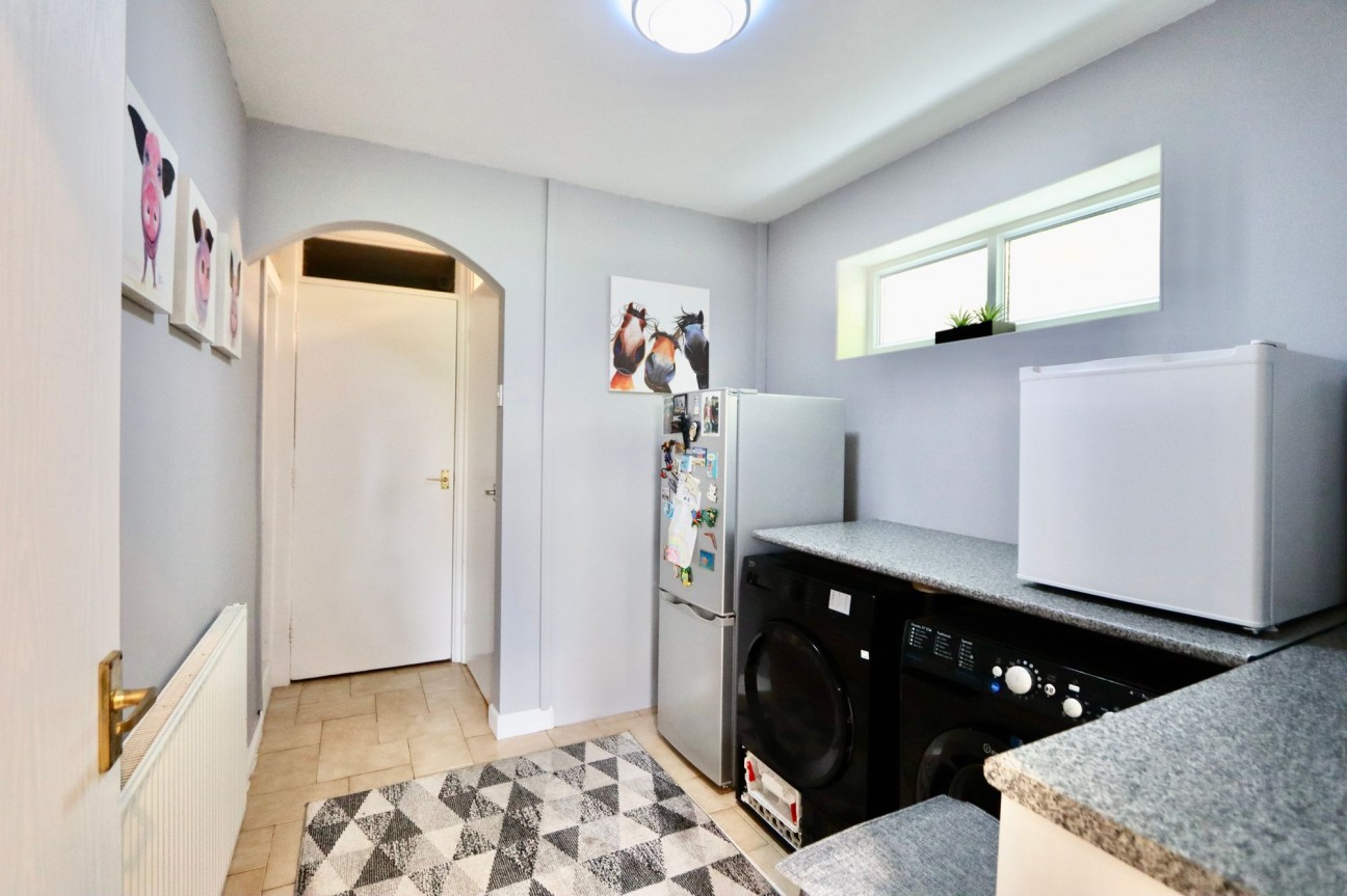 Edwards Row, Deri, CF81