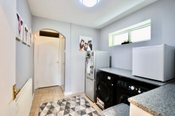 Edwards Row, Deri, CF81