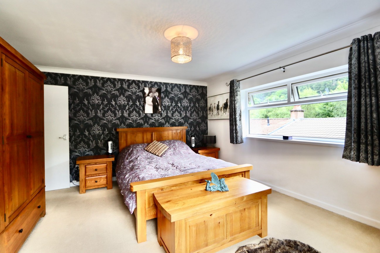 Edwards Row, Deri, CF81