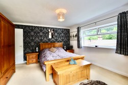 Edwards Row, Deri, CF81