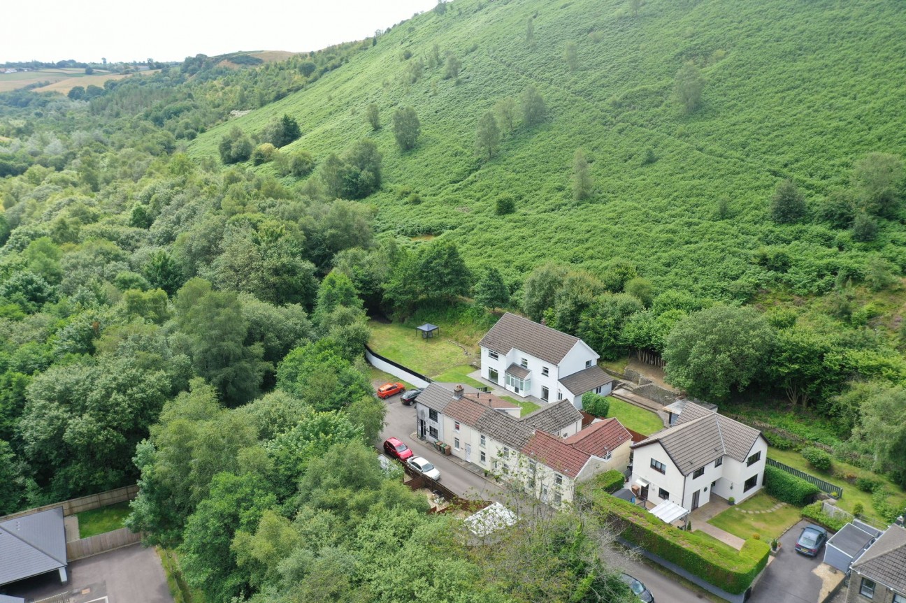 Edwards Row, Deri, CF81