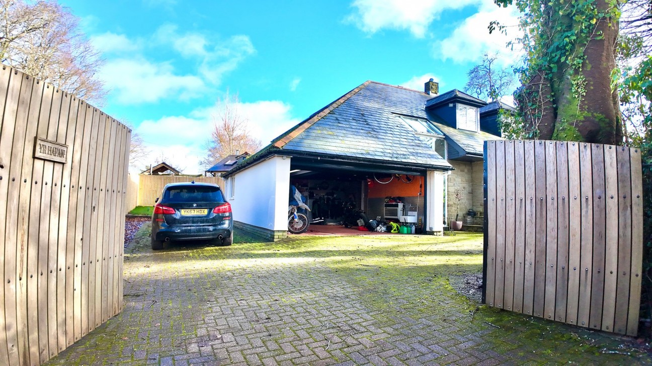 Darren Ddu Road, Ynysybwl, CF37