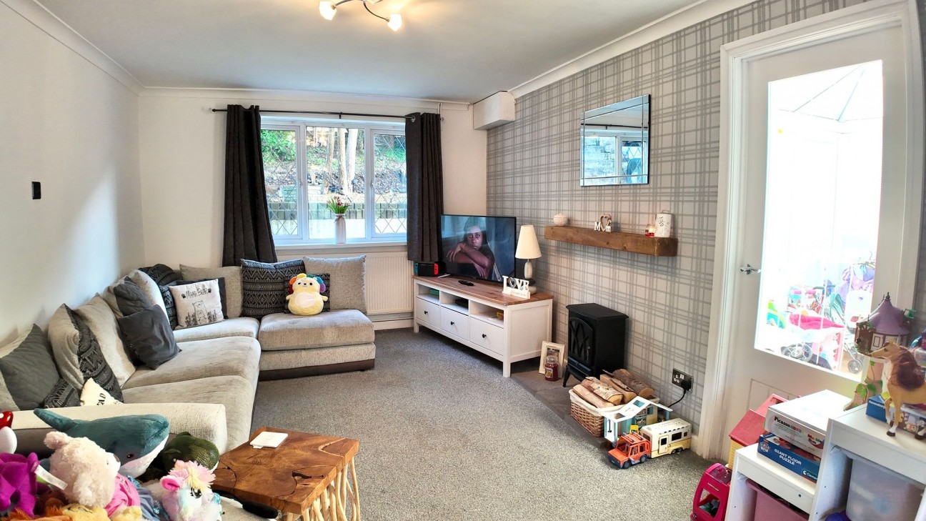 Commercial Road, Ynysddu, NP11