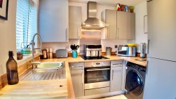 Cae'r Hen Dy, Oakdale, NP12