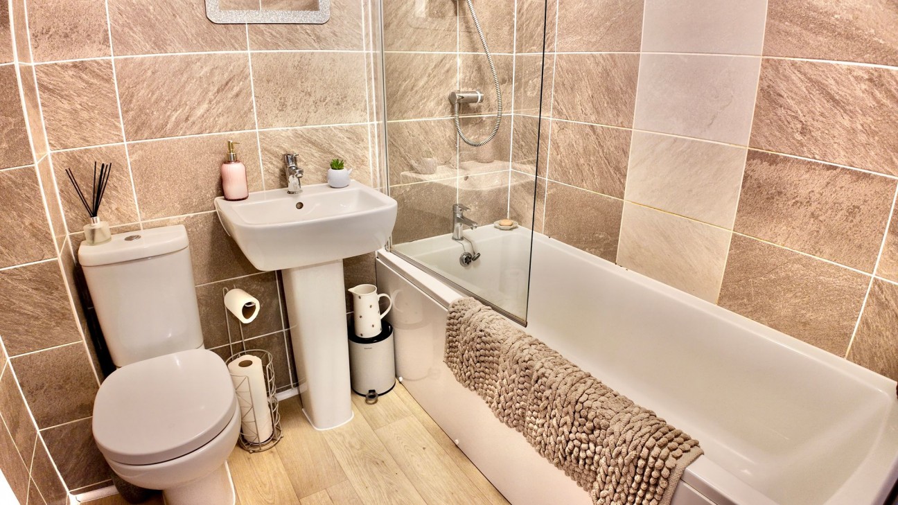 Cae'r Hen Dy, Oakdale, NP12