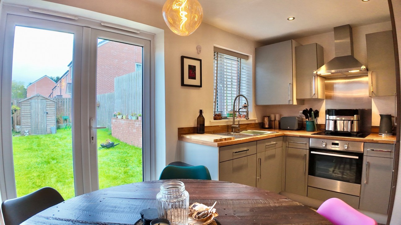 Cae'r Hen Dy, Oakdale, NP12