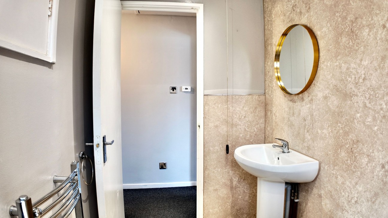 Llyswen, Penpedairheol, CF82