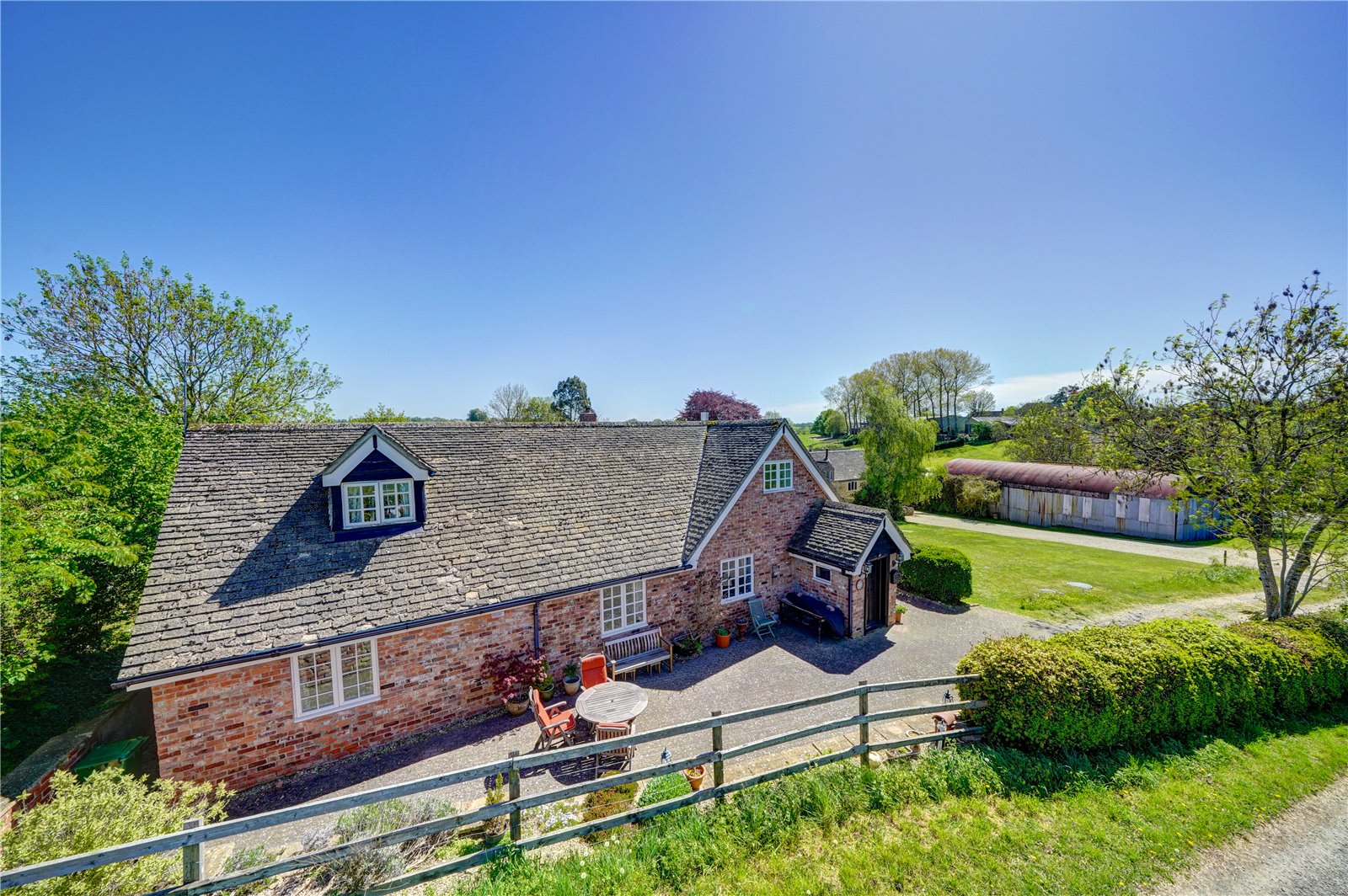 Ampney Crusis, Cirencester