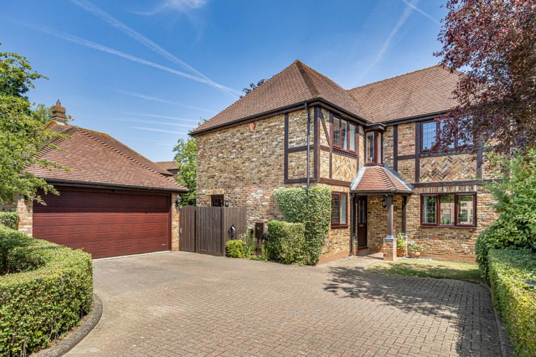East Park Farm Drive, Charvil, RG10