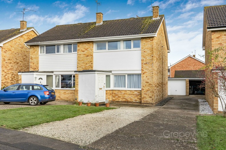 Fitzroy Crescent, Woodley, RG5