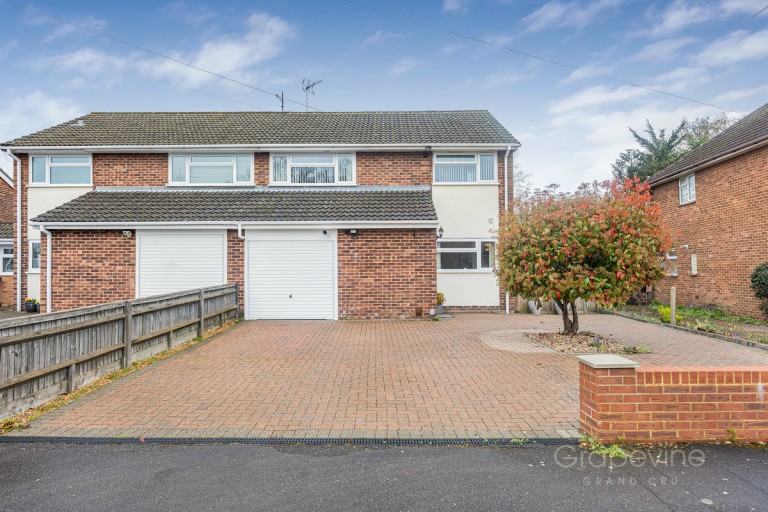 Roslyn Road, Woodley, RG5