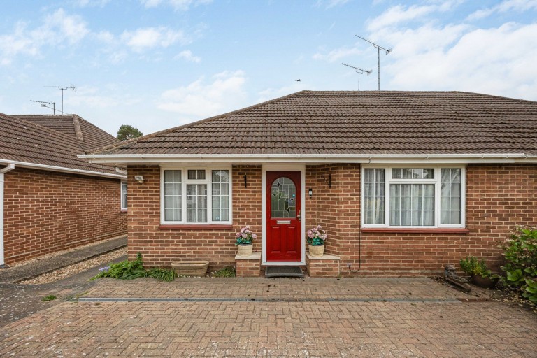 Roslyn Road, Woodley, RG5