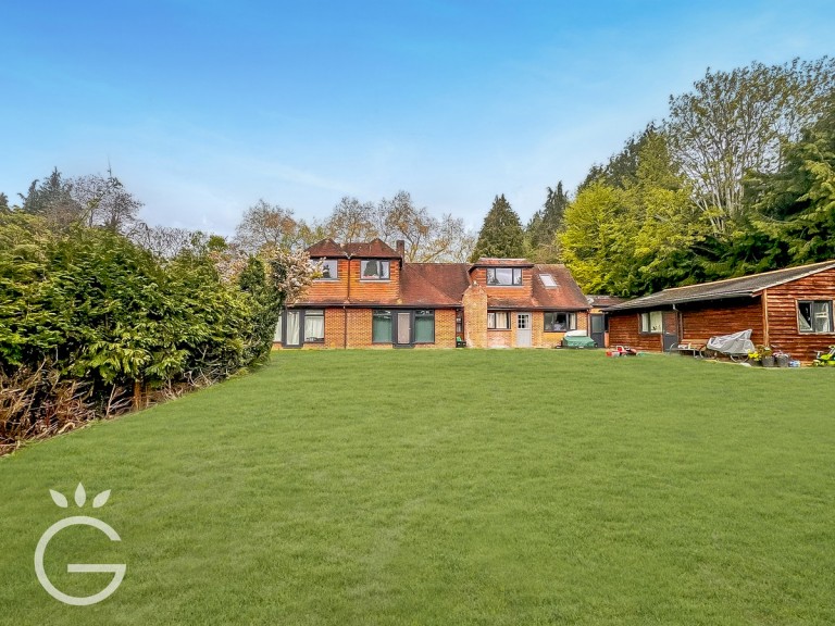 Bath Road, Knowl Hill, RG10