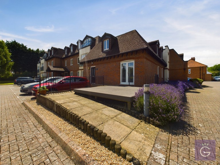 Old Bath Road, Charvil, RG10