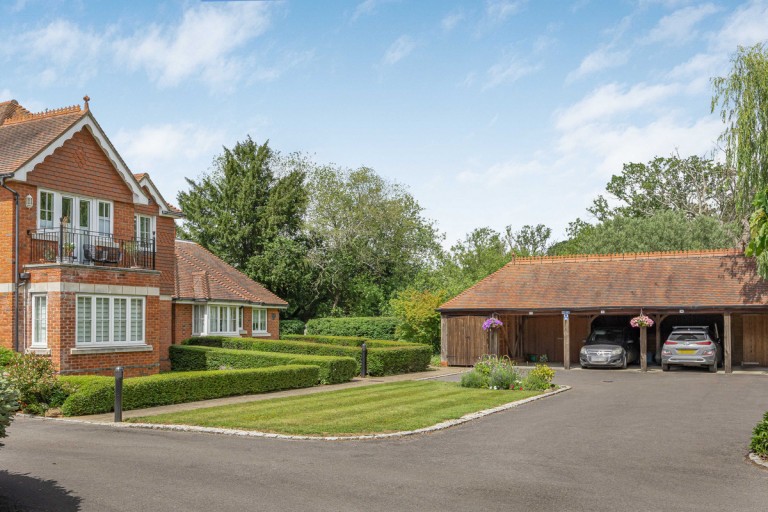 Broadcommon Road, Hurst, RG10