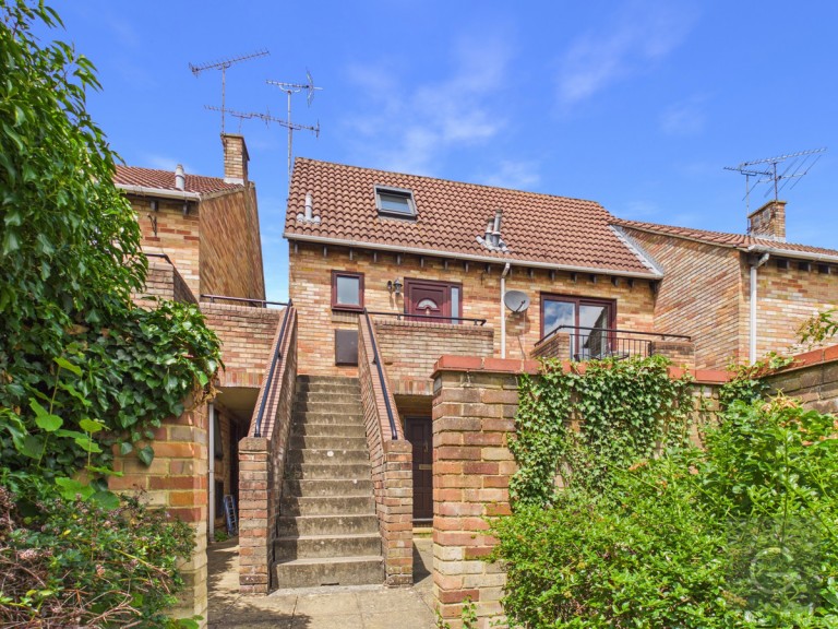 Maiden Place, Lower Earley, RG6