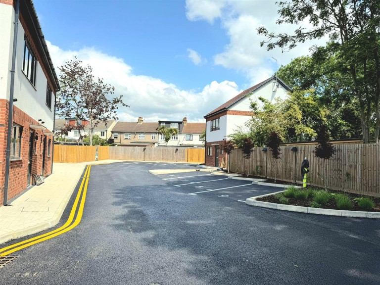 Dhani Close, COLLIER ROW, RM5