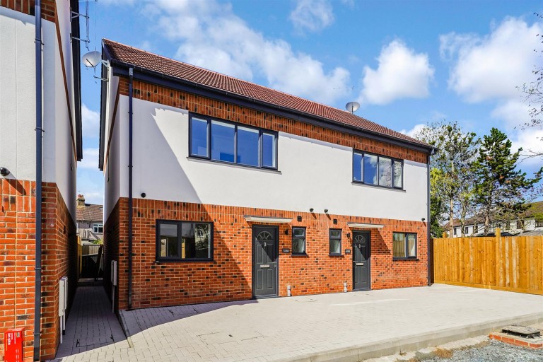 Dhani Close, COLLIER ROW, RM5
