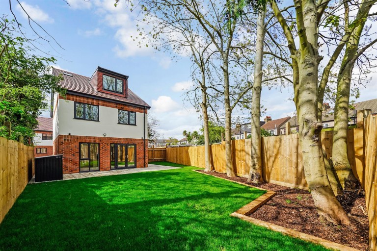 Dhani Close, COLLIER ROW, RM5