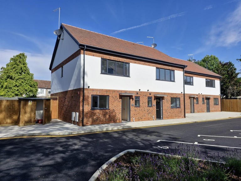 Dhani Close, COLLIER ROW, RM5