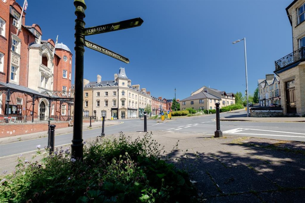 High Street, Llandrindod Wells, LD1 6AG