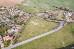 Pages Lane, Saham Toney