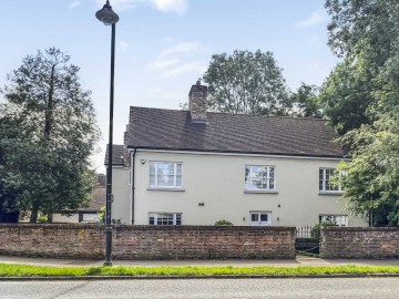 Brook House, Tring Road, Wendover