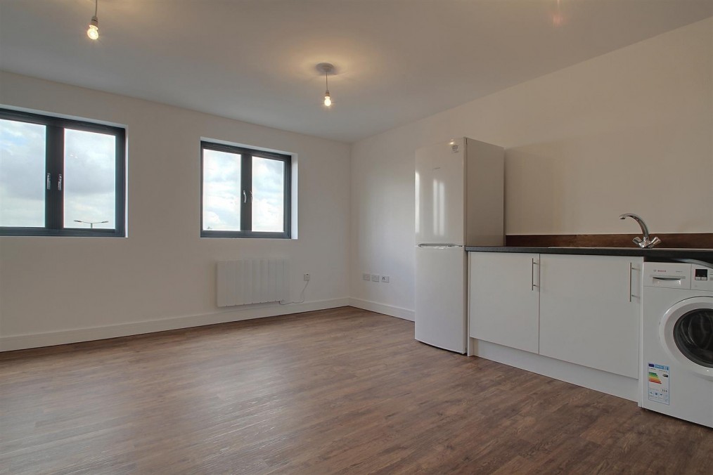 Second Floor Flat, 82b, The Broadway