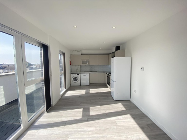 Top Floor Flat, 1071C, High Road