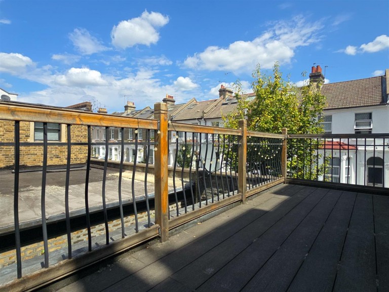 First Floor Flat 1022a, Harrow Road