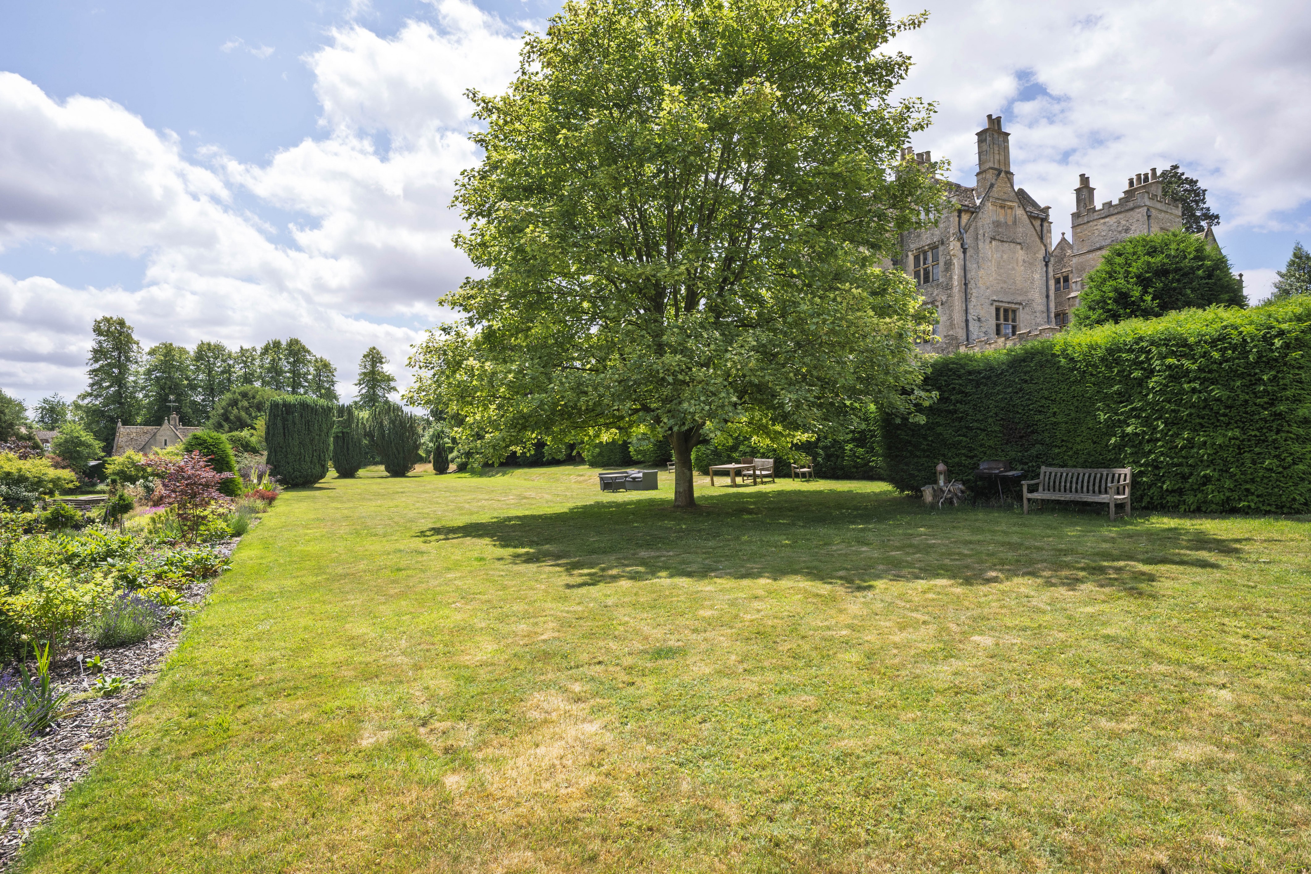 Shipton Court, High Street, OX7