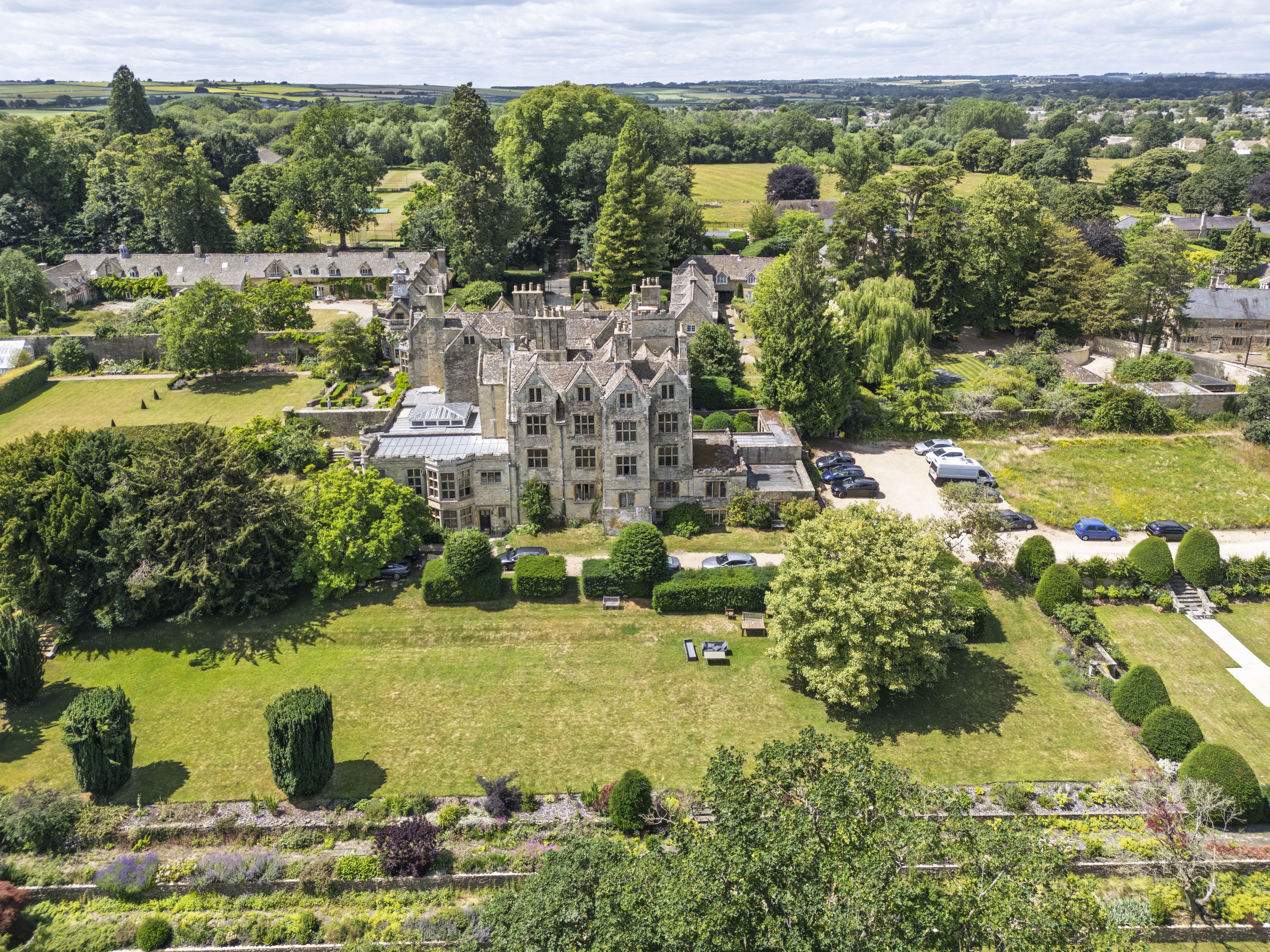 Shipton Court, High Street, OX7