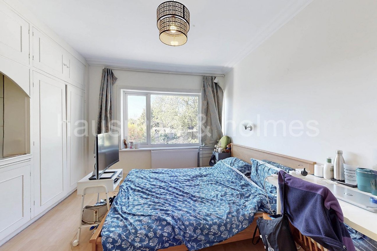 The Vale, NW11