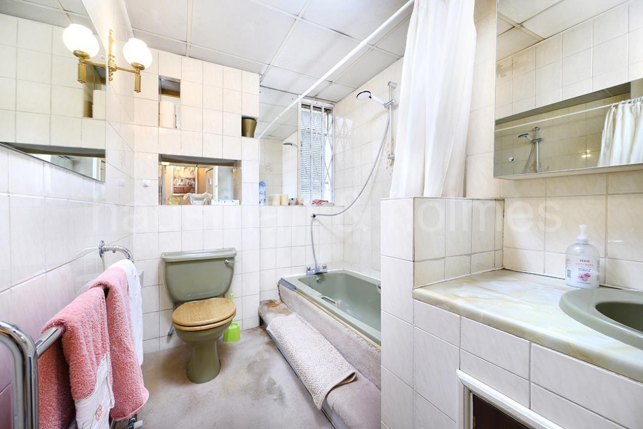 Riverside Drive, NW11