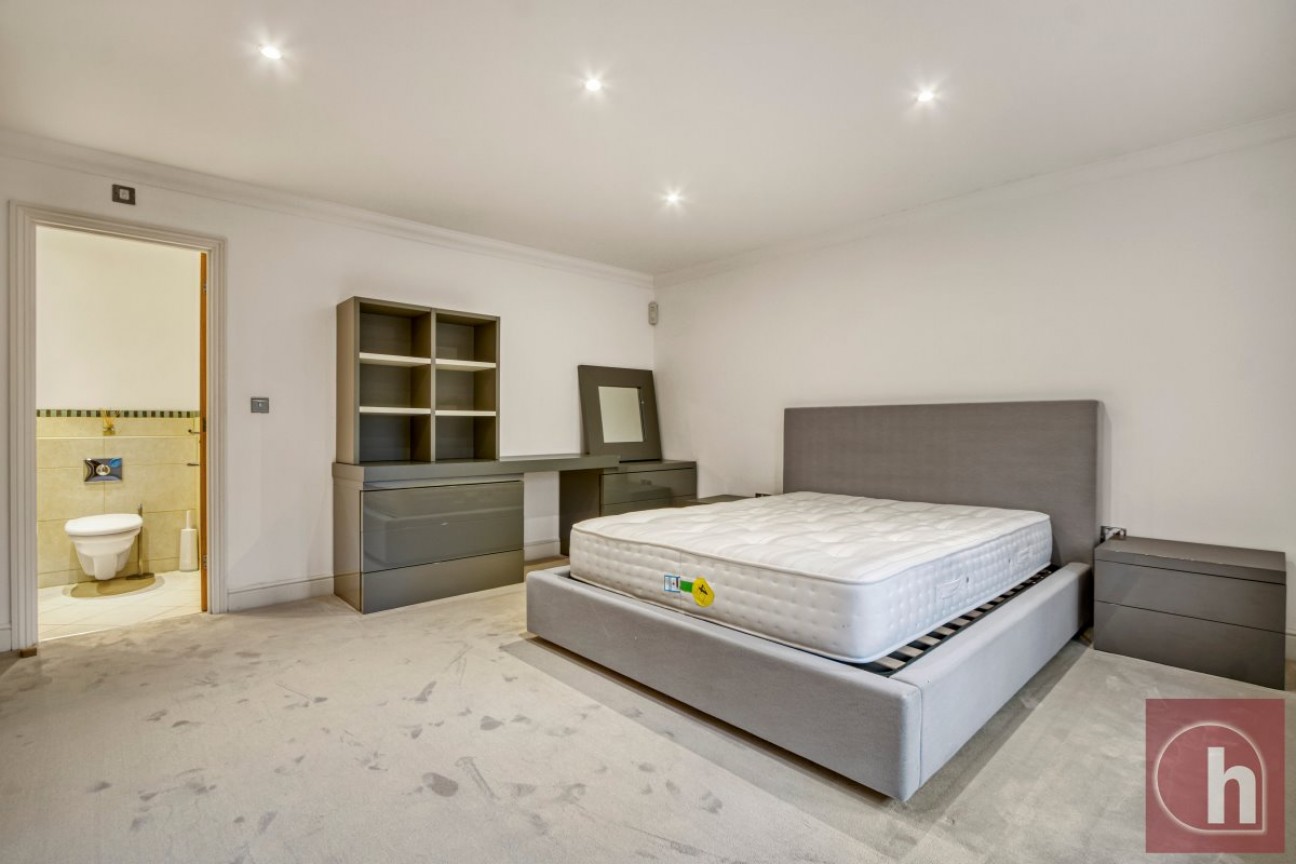 Calderwood Place, Hadley Wood