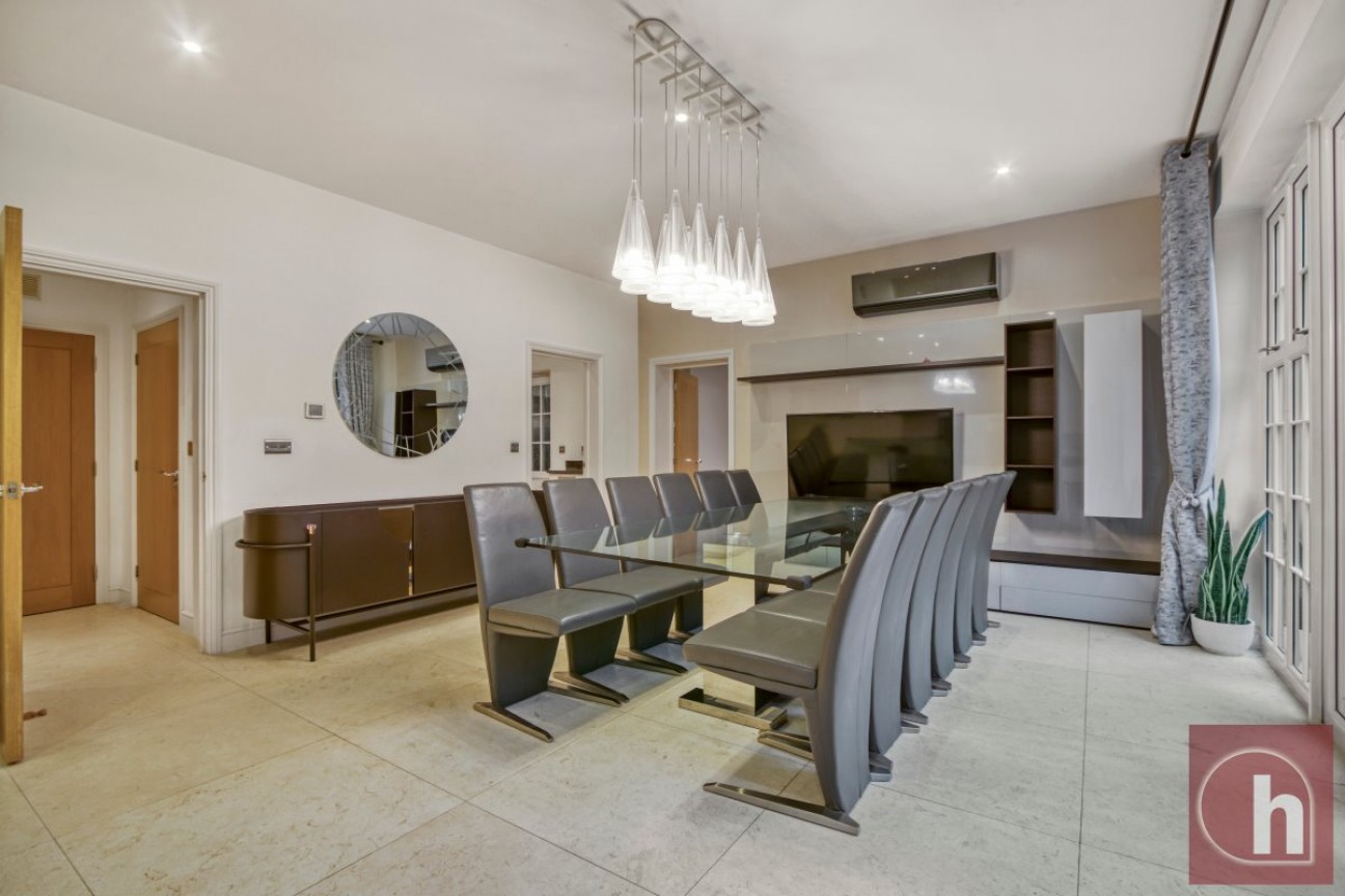 Calderwood Place, Hadley Wood