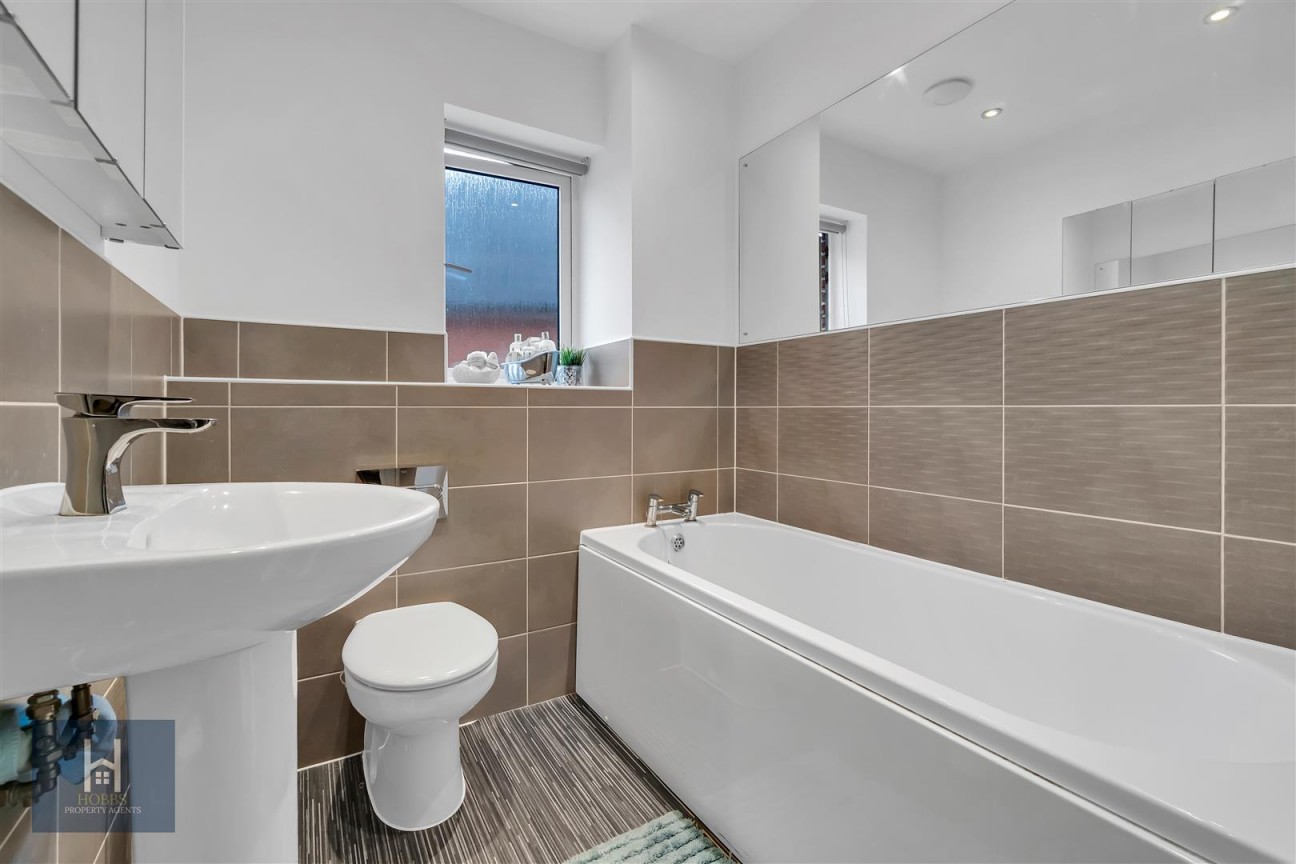 Kestrel Road, Charfield