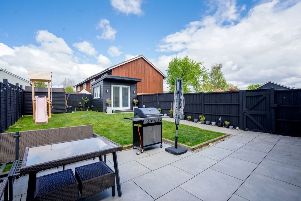 Persimmon Walk, Newmarket, CB8