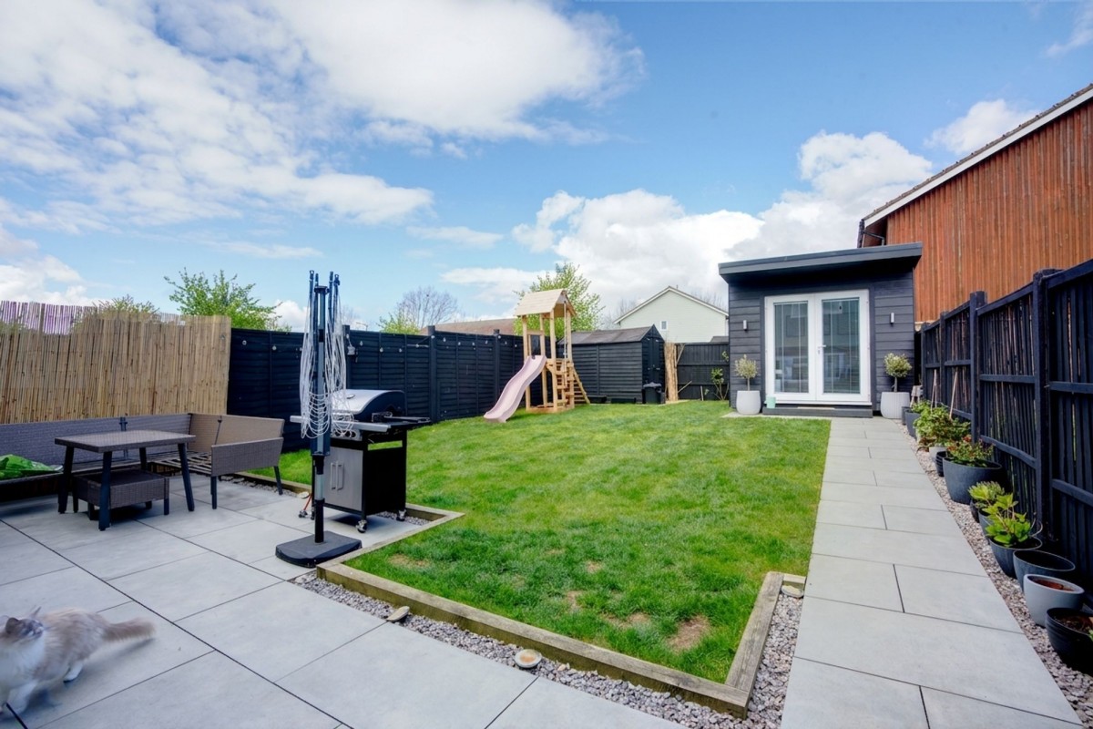 Persimmon Walk, Newmarket, CB8