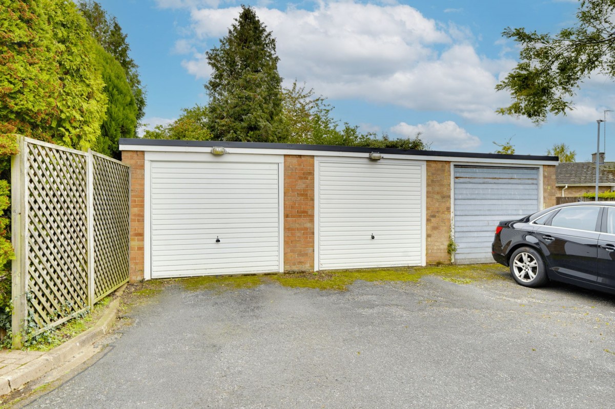 Holland Park, Cheveley, CB8