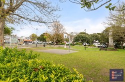 Easton Square, Portland