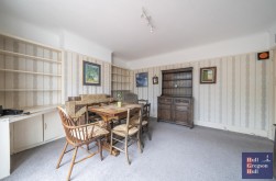 Three Yards Close, Portland