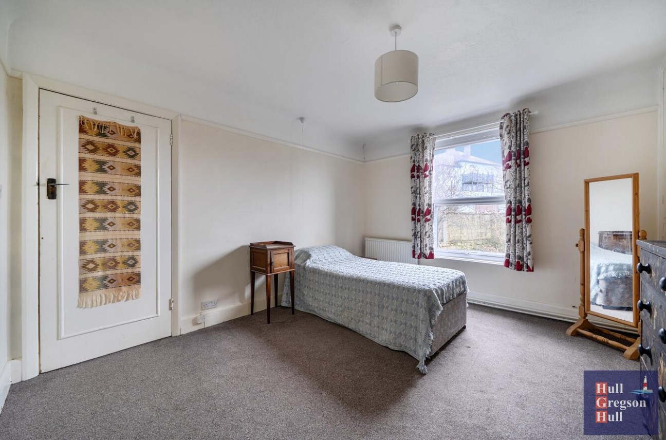 Three Yards Close, Portland