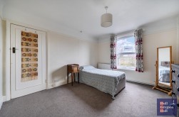 Three Yards Close, Portland