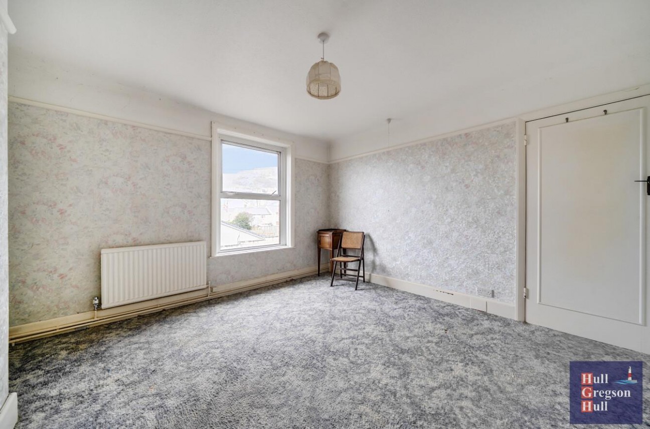 Three Yards Close, Portland