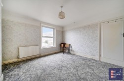 Three Yards Close, Portland