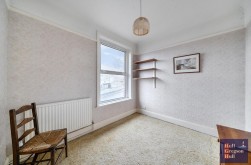 Three Yards Close, Portland