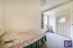 Three Yards Close, Portland