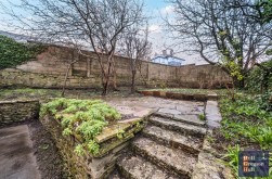 Three Yards Close, Portland